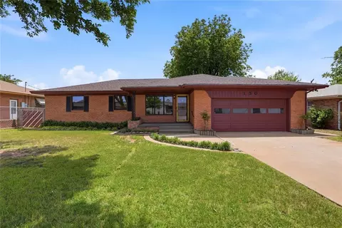 130 Lakeside Dr, Altus, OK 73521
