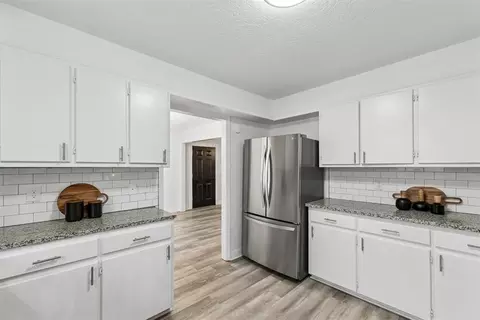 Kitchen - 422 Chartrand Ave, Edmond, OK 73034 photo 4 of 7