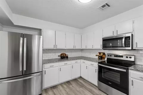Kitchen - 422 Chartrand Ave, Edmond, OK 73034 photo 5 of 7
