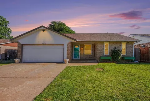 645 Camelot Dr, Moore, OK 73160