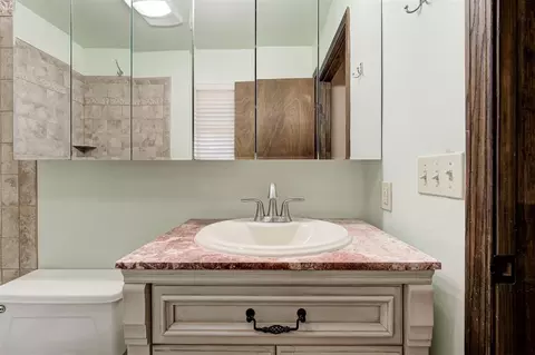 Bath - 119 Stonegate Dr, Guthrie, OK 73044 photo 2 of 6