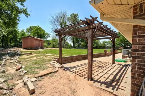 Exterior - 119 Stonegate Dr, Guthrie, OK 73044 photo 6 of 9