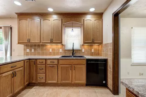 Kitchen - 119 Stonegate Dr, Guthrie, OK 73044 photo 4 of 4