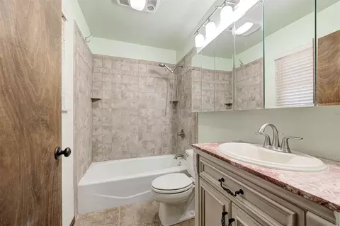 Bath - 119 Stonegate Dr, Guthrie, OK 73044 photo 1 of 6