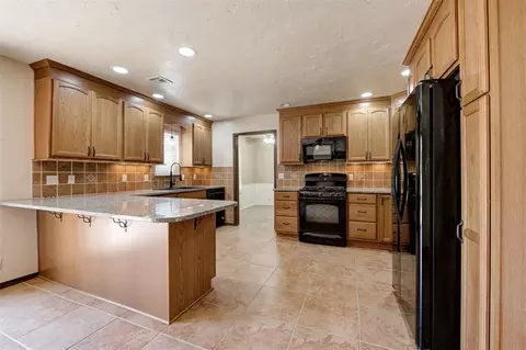 Kitchen - 119 Stonegate Dr, Guthrie, OK 73044 photo 2 of 4