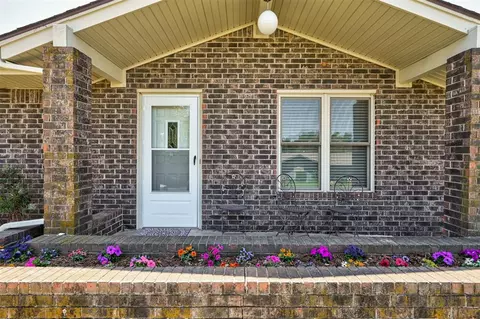 Exterior - 119 Stonegate Dr, Guthrie, OK 73044 photo 4 of 9
