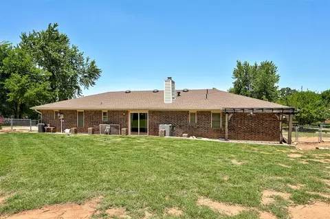 Exterior - 119 Stonegate Dr, Guthrie, OK 73044 photo 7 of 9