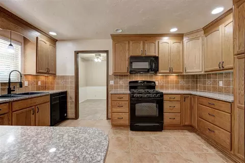 Kitchen - 119 Stonegate Dr, Guthrie, OK 73044 photo 3 of 4