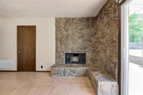 Living - 119 Stonegate Dr, Guthrie, OK 73044 photo 6 of 7
