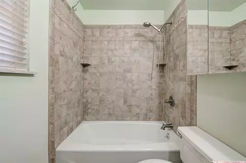 Bath - 119 Stonegate Dr, Guthrie, OK 73044 photo 3 of 6