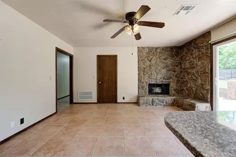 Living - 119 Stonegate Dr, Guthrie, OK 73044 photo 5 of 7