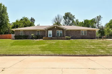 Exterior - 119 Stonegate Dr, Guthrie, OK 73044 photo 2 of 9
