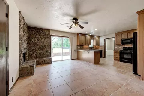 Living - 119 Stonegate Dr, Guthrie, OK 73044 photo 4 of 7