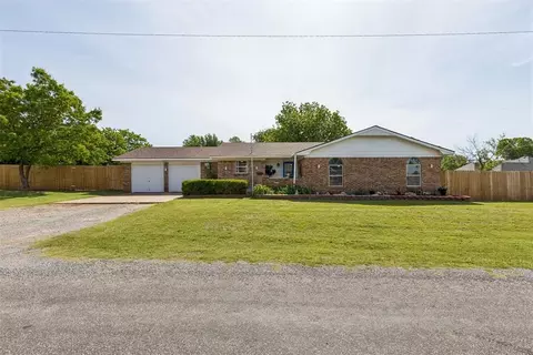 102 N Locust St, Fletcher, OK 73541