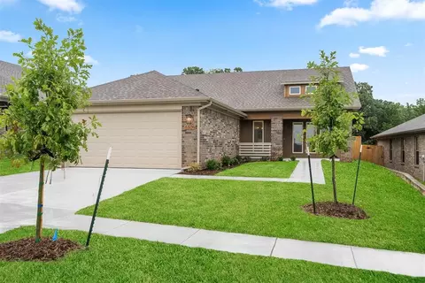 Exterior - 8809 Spruce St, Edmond, OK 73003 photo 2 of 3