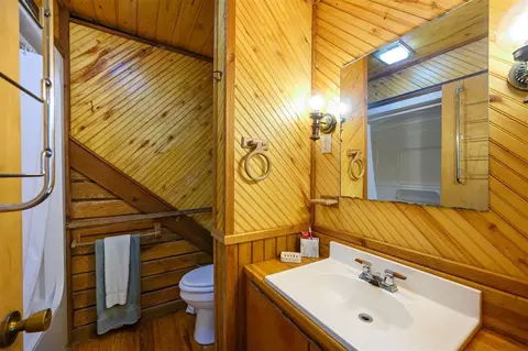 Bath - 1037 River Bluff Rd, Idabel, OK 74745 photo 4 of 5