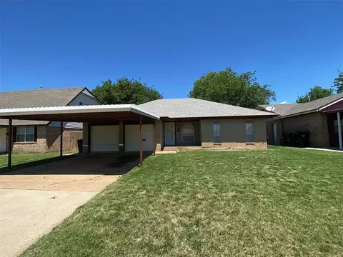 1057 NW 7th St, Moore, OK 73160