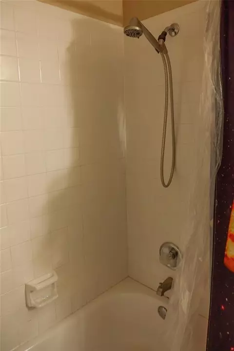Bath - 1033 Pinecrest St, Norman, OK 73071 photo 2 of 2
