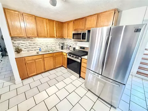 Kitchen - 933 Denise St, Altus, OK 73521 photo 2 of 2