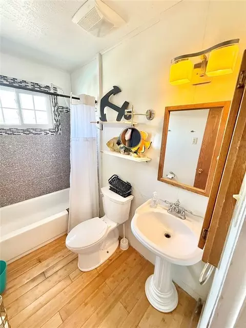 Bath - 933 Denise St, Altus, OK 73521 photo 2 of 2