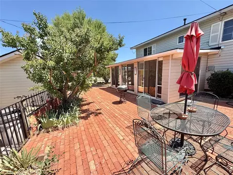 Exterior - 933 Denise St, Altus, OK 73521 photo 5 of 7