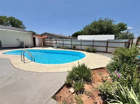 Exterior - 933 Denise St, Altus, OK 73521 photo 3 of 7