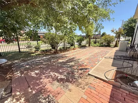 Exterior - 933 Denise St, Altus, OK 73521 photo 6 of 7