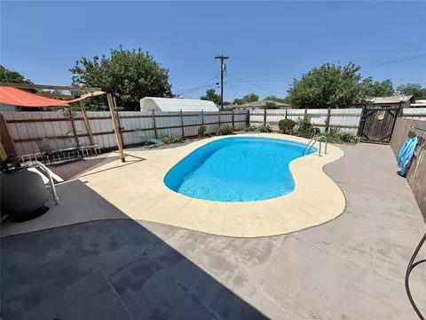 Exterior - 933 Denise St, Altus, OK 73521 photo 2 of 7