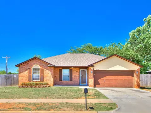 1055 NW 19th St, Moore, OK 73160