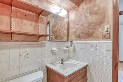 Bath - 1701 Denison Dr, Norman, OK 73069 photo 2 of 4