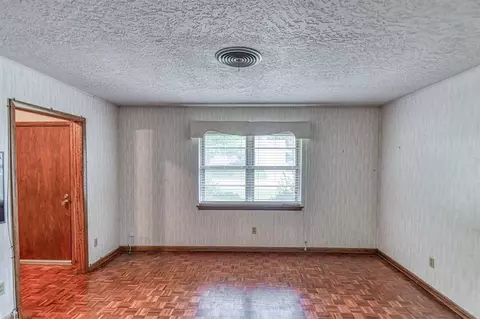 Living - 1701 Denison Dr, Norman, OK 73069 photo 2 of 5