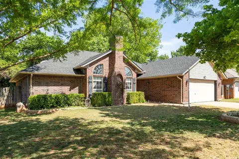 Exterior - 805 Old Bugle Rd, Edmond, OK 73003 photo 2 of 16