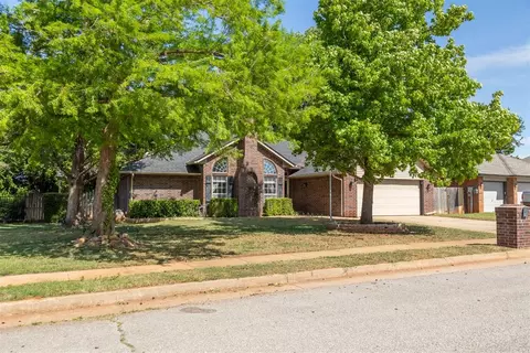 Exterior - 805 Old Bugle Rd, Edmond, OK 73003 photo 3 of 16