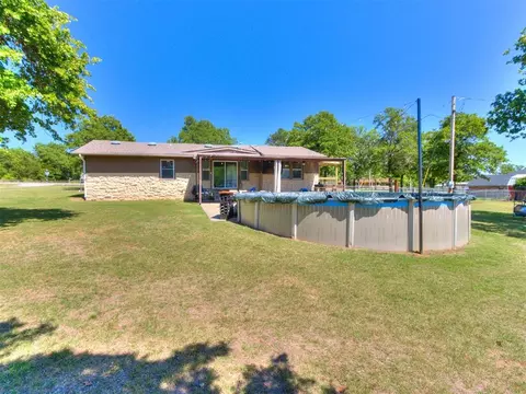Exterior - 3401 Sharon Ave, Harrah, OK 73045 photo 7 of 12