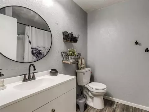 Bath - 3401 Sharon Ave, Harrah, OK 73045 photo 4 of 5