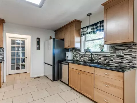 Kitchen - 3401 Sharon Ave, Harrah, OK 73045 photo 5 of 7