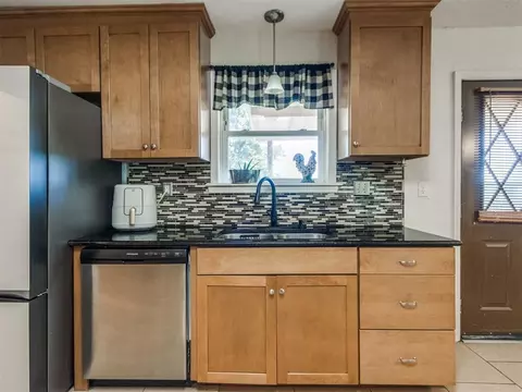Kitchen - 3401 Sharon Ave, Harrah, OK 73045 photo 6 of 7