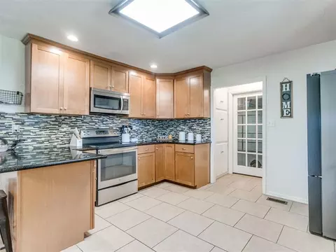 Kitchen - 3401 Sharon Ave, Harrah, OK 73045 photo 4 of 7