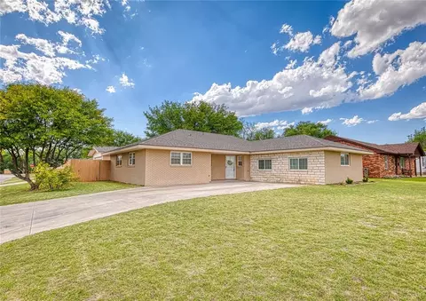 105 Sunset St, Elk City, OK 73644