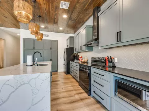 Kitchen - 501 E Brooks St, Norman, OK 73071 photo 4 of 4