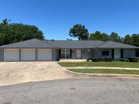 1233 Crossroads Ct, Norman, OK 73072