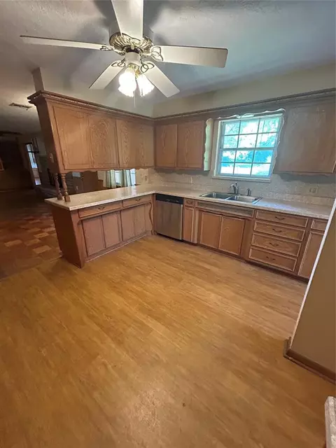 Kitchen - 1600 E Imhoff Rd, Norman, OK 73071 photo 4 of 5