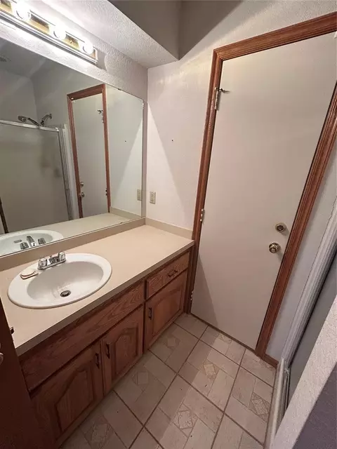 Bath - 1600 E Imhoff Rd, Norman, OK 73071 photo 3 of 5