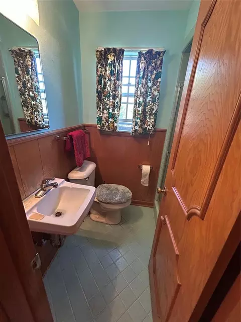 Bath - 1600 E Imhoff Rd, Norman, OK 73071 photo 1 of 5