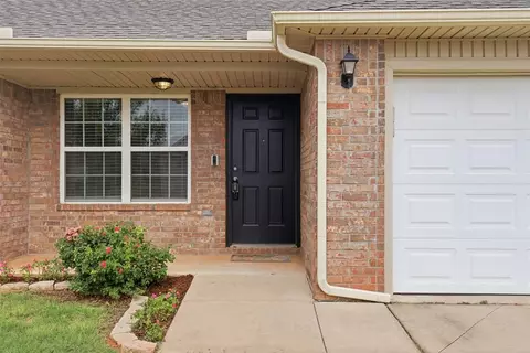 Exterior - 9621 Eli Dr, Moore, OK 73160 photo 3 of 5