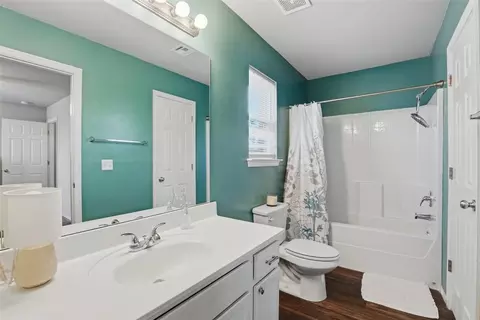 Bath - 9621 Eli Dr, Moore, OK 73160 photo 1 of 3
