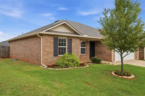 Exterior - 9621 Eli Dr, Moore, OK 73160 photo 2 of 5