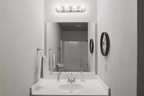 Bath - 9621 Eli Dr, Moore, OK 73160 photo 3 of 3