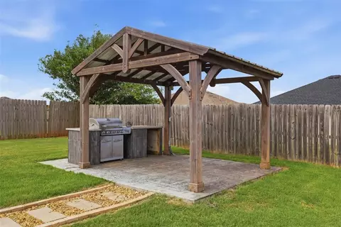 Exterior - 9621 Eli Dr, Moore, OK 73160 photo 4 of 5