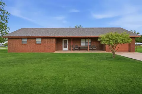 716 Parker Ave, Lone Wolf, OK 73655